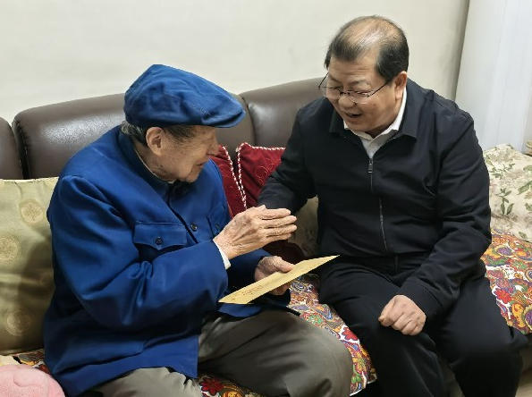 农业农村厅开展春节离退休老同志、老党员慰问活动​